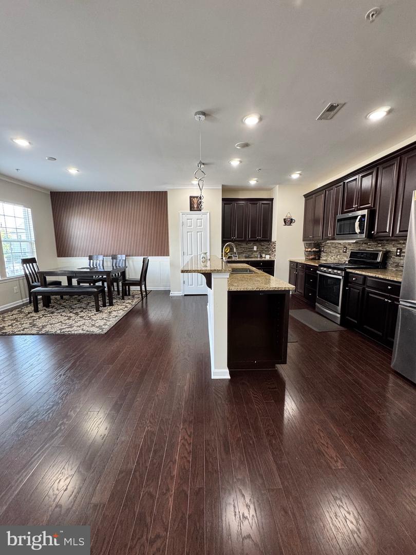 729 Sun Valley Ct Property Photo 4