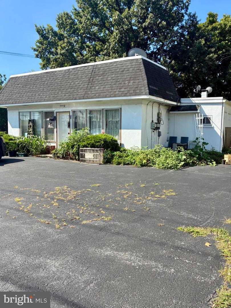4040 Horseshoe Pike Property Photo 1