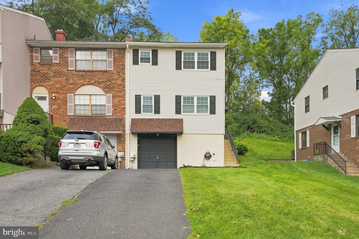 511 Coventry Ln Property Photo 1