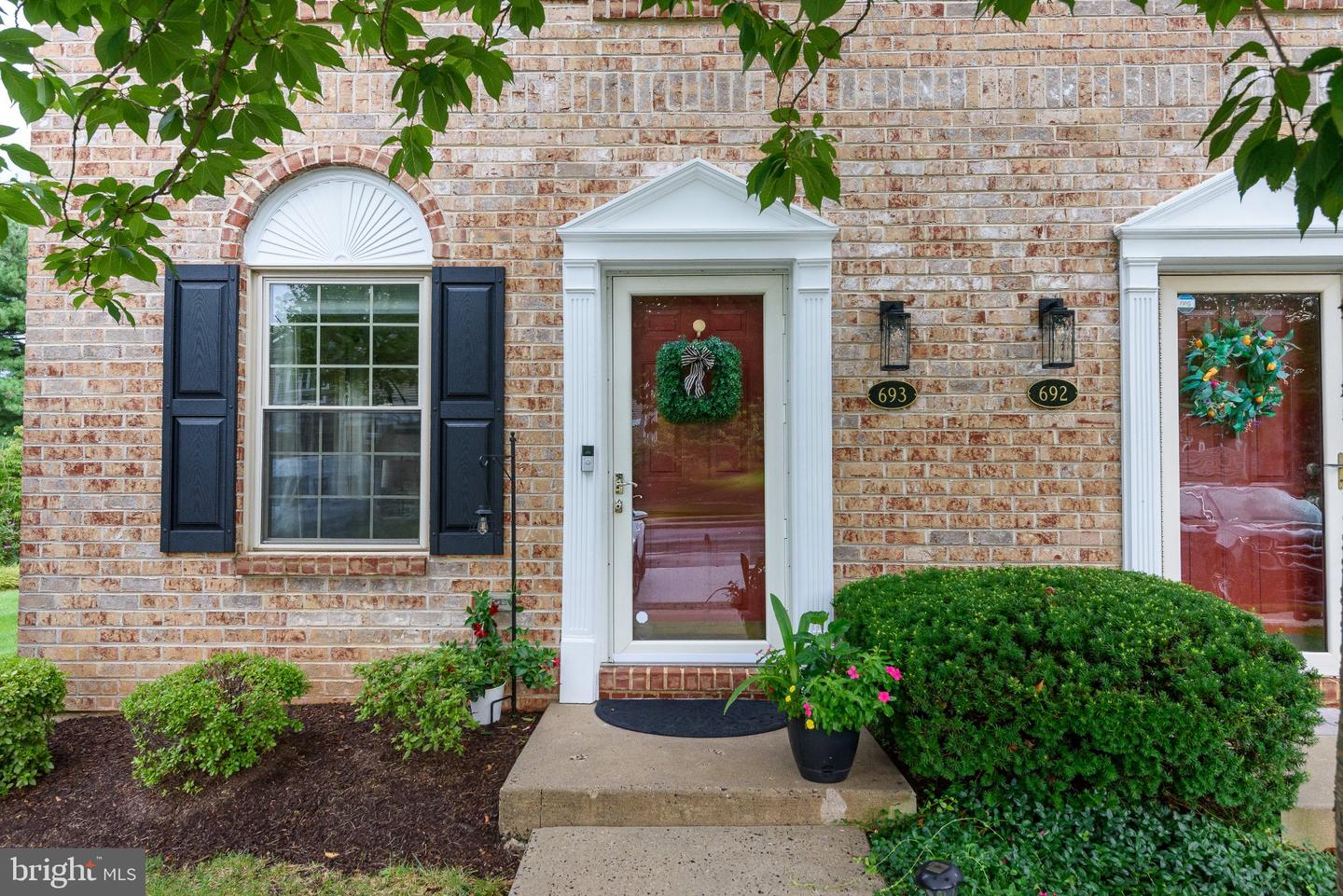 693 Metro Ct Property Photo 2