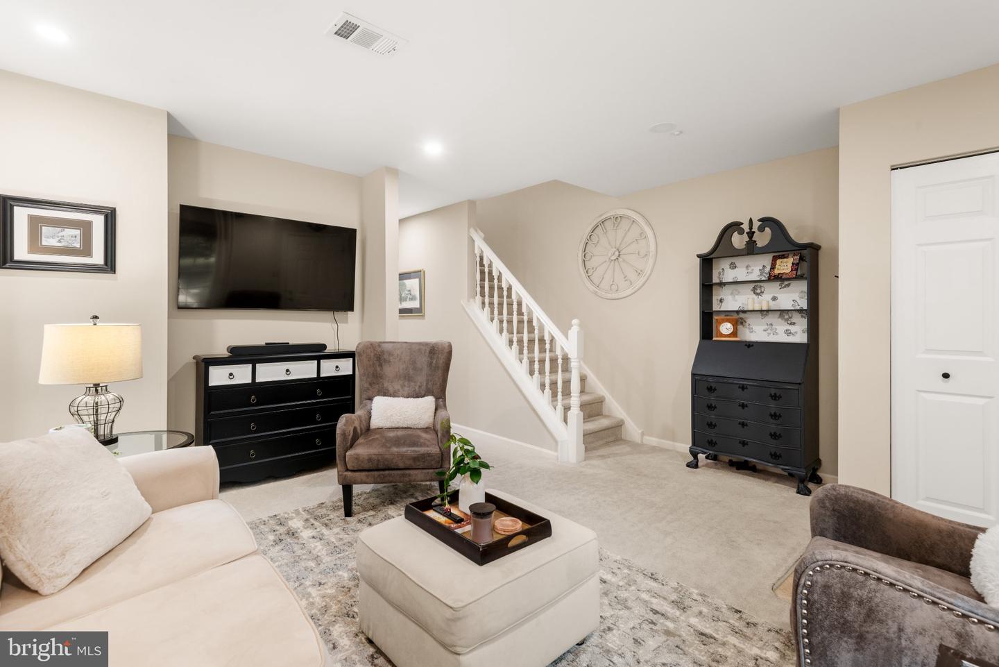 693 Metro Ct Property Photo 5