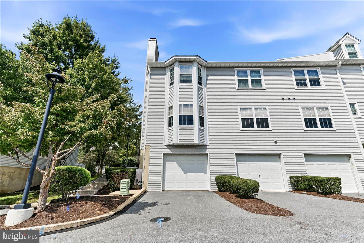 347 HUNTINGTON CT #19 Property Photo 1