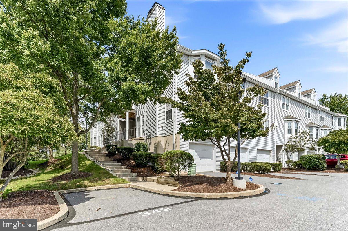 347 Huntington Ct #19 Property Photo 2