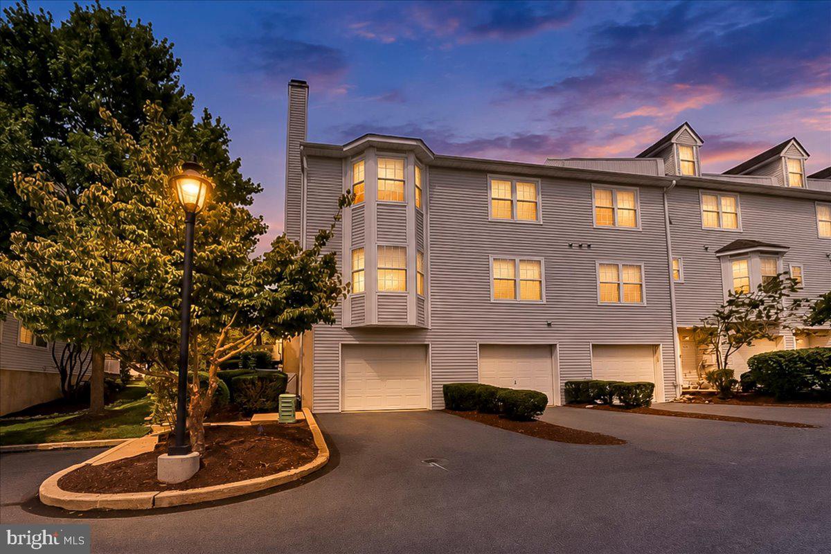 347 Huntington Ct #19 Property Photo 3