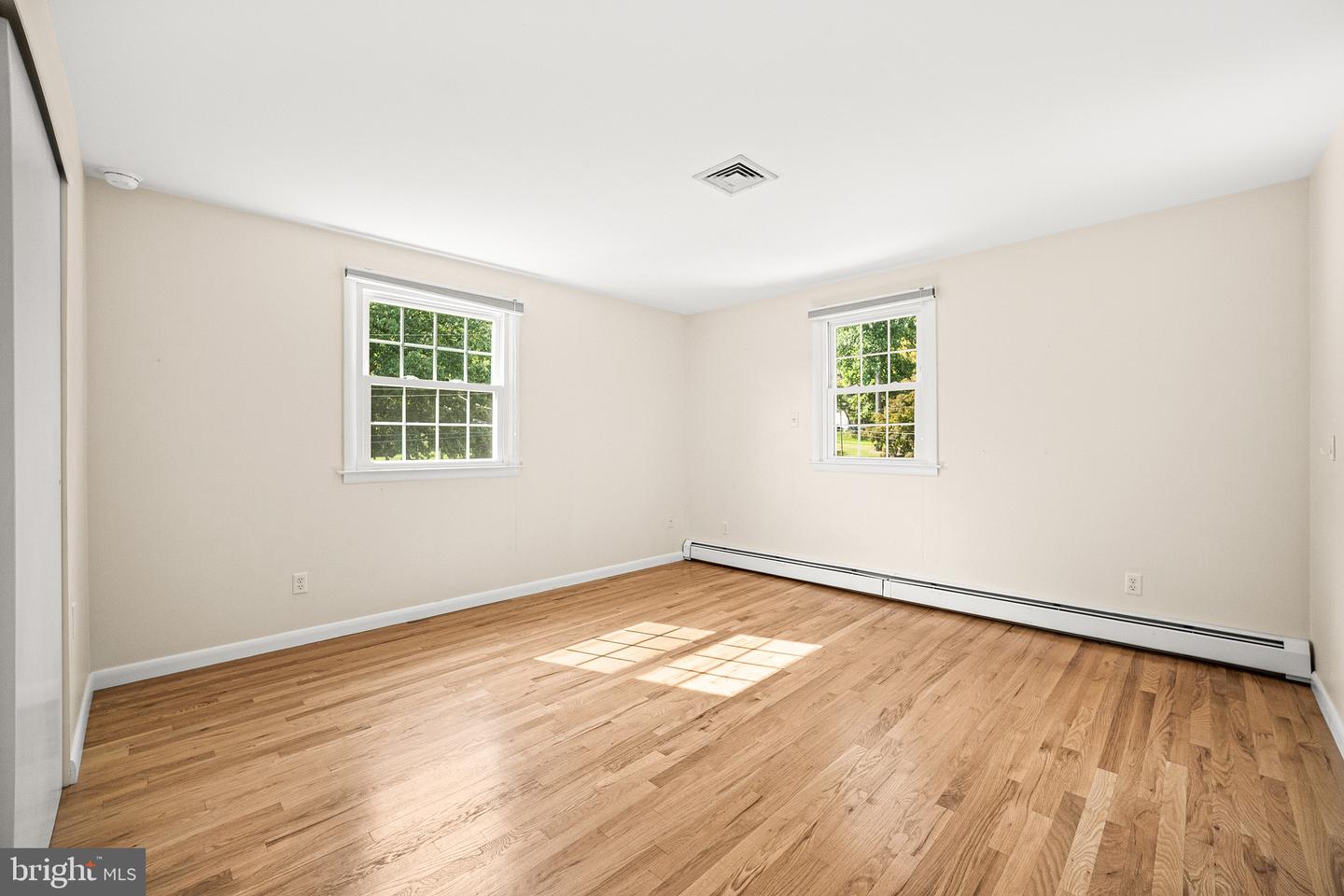 593 Watford Ln Property Photo 29