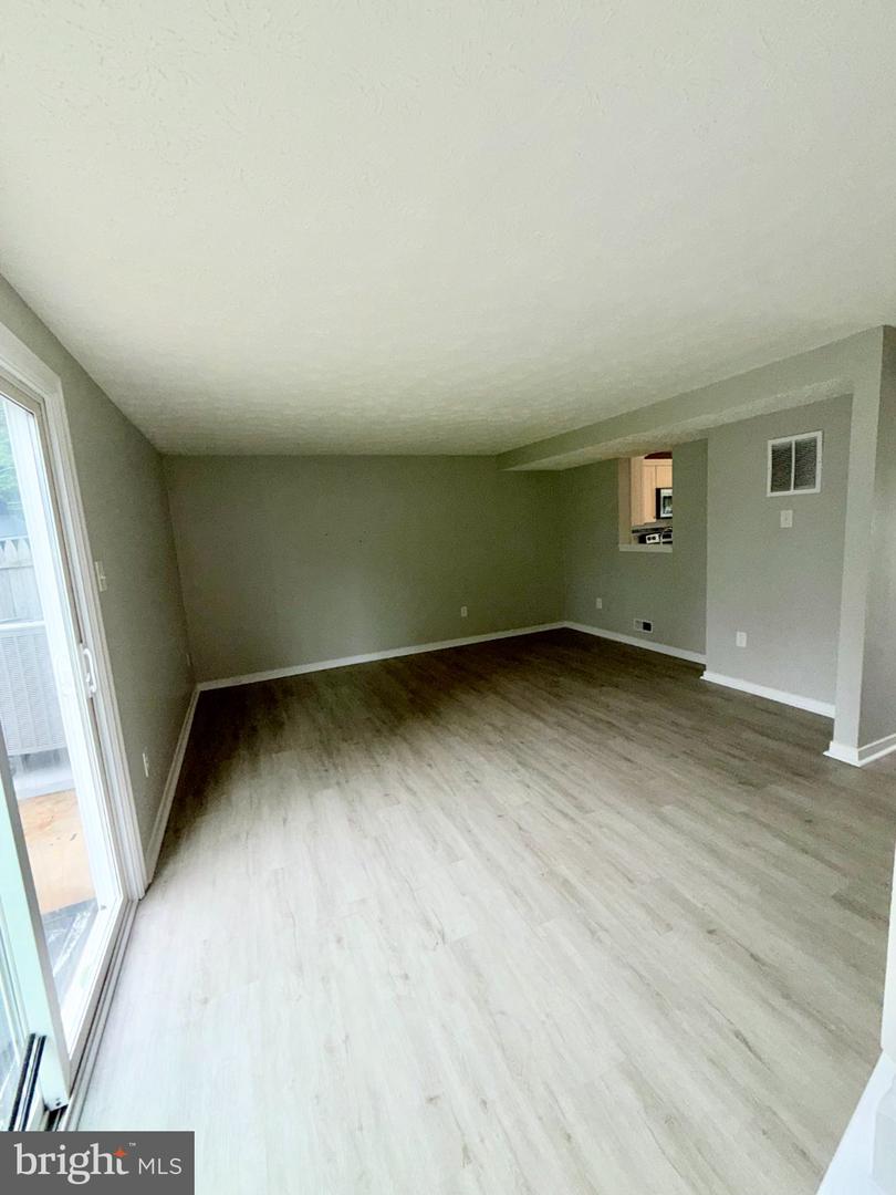 354 Barclay St Property Photo 5