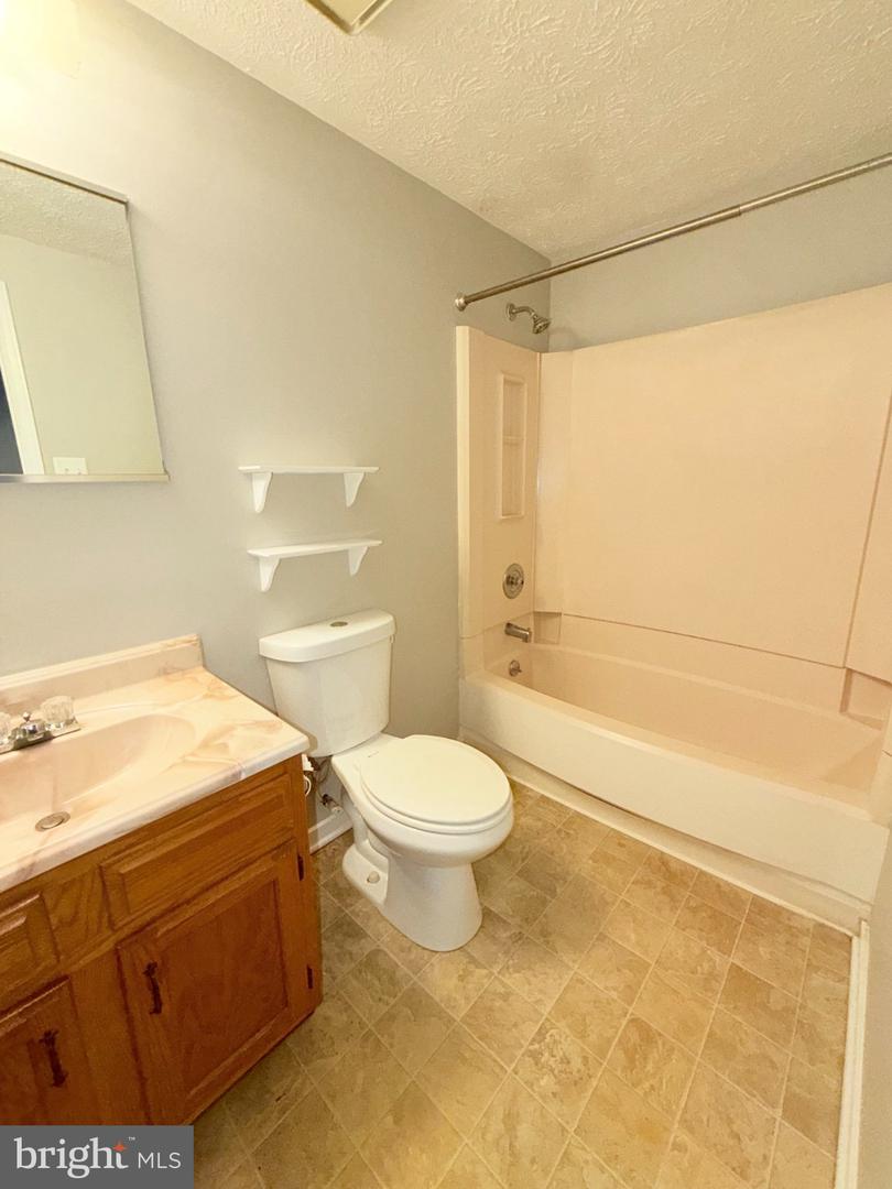 354 Barclay St Property Photo 13
