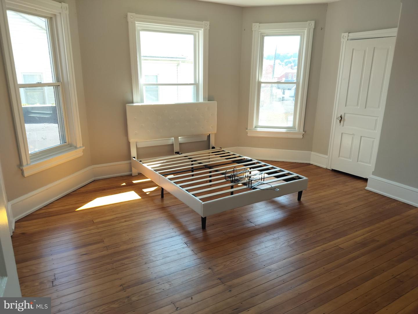 368 E Chestnut St Property Photo 3