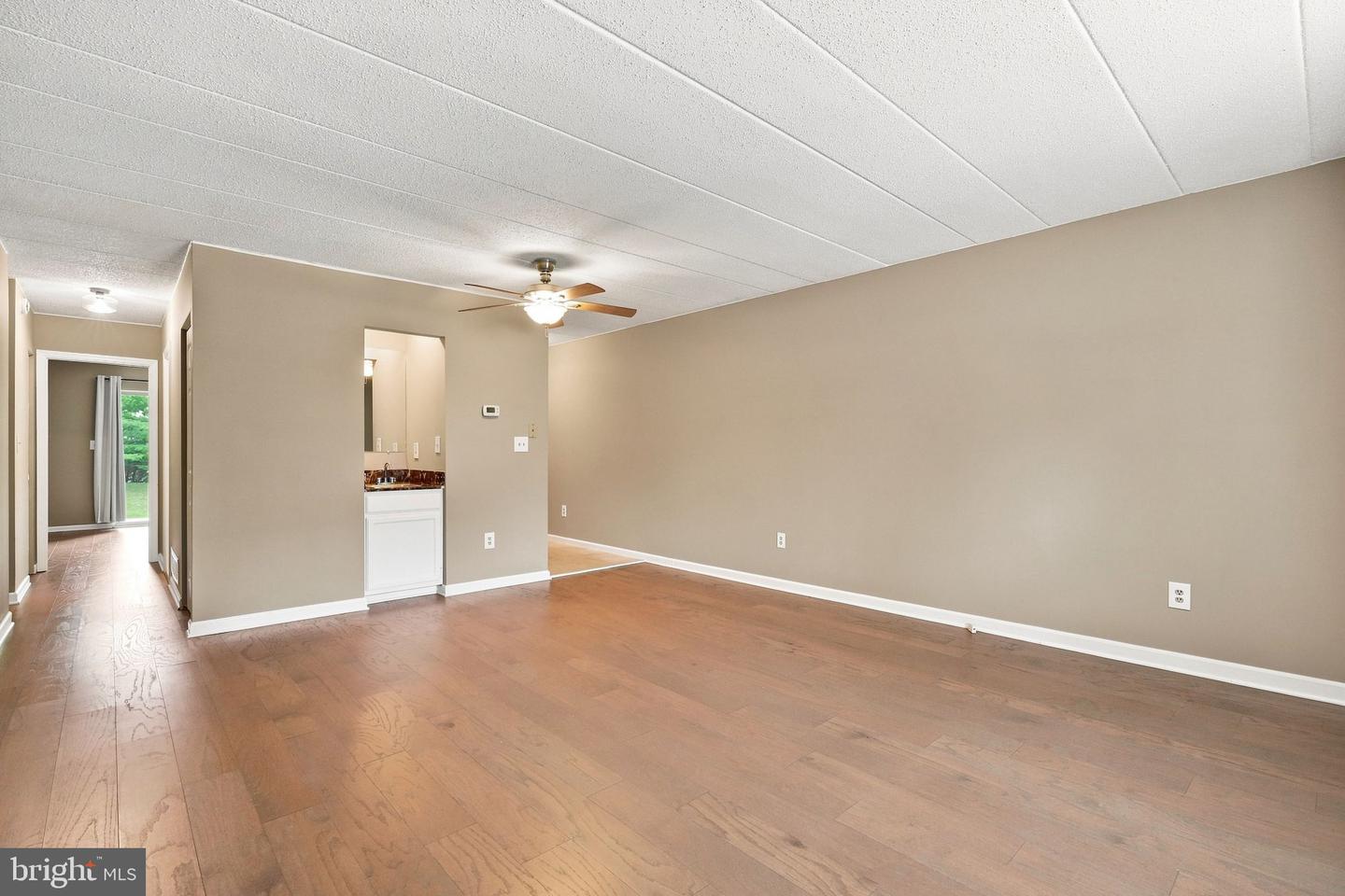 750 E Marshall St #103 Property Photo 4