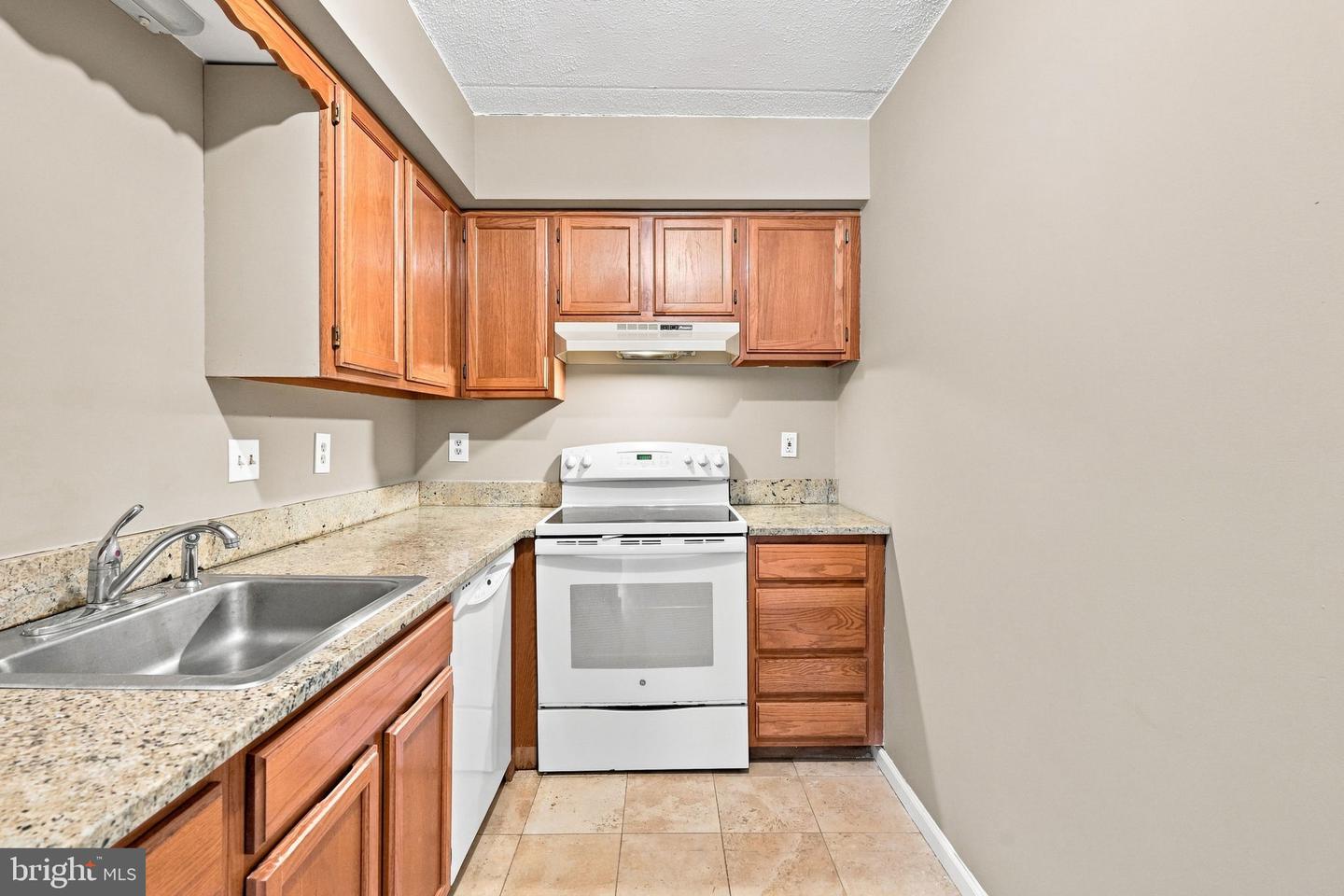 750 E Marshall St #103 Property Photo 8