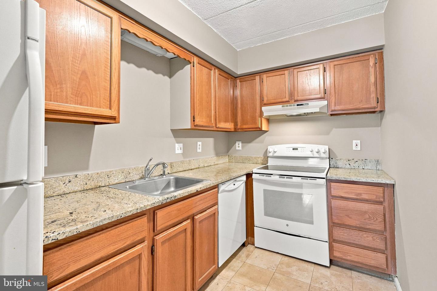 750 E Marshall St #103 Property Photo 9