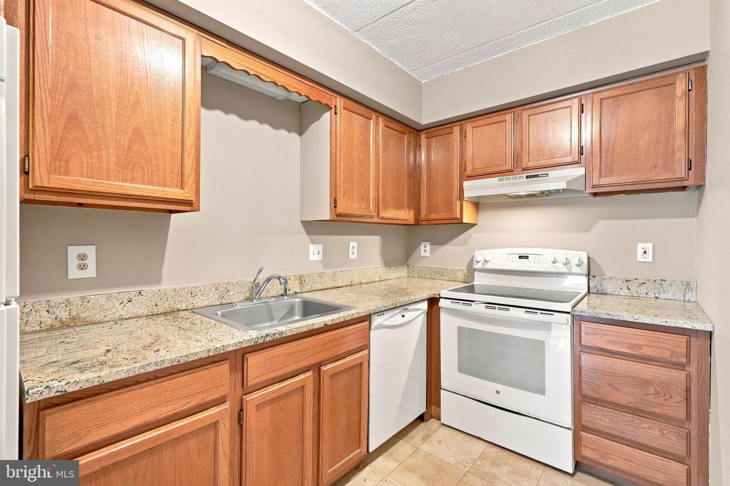 750 E Marshall St #103 Property Photo 11