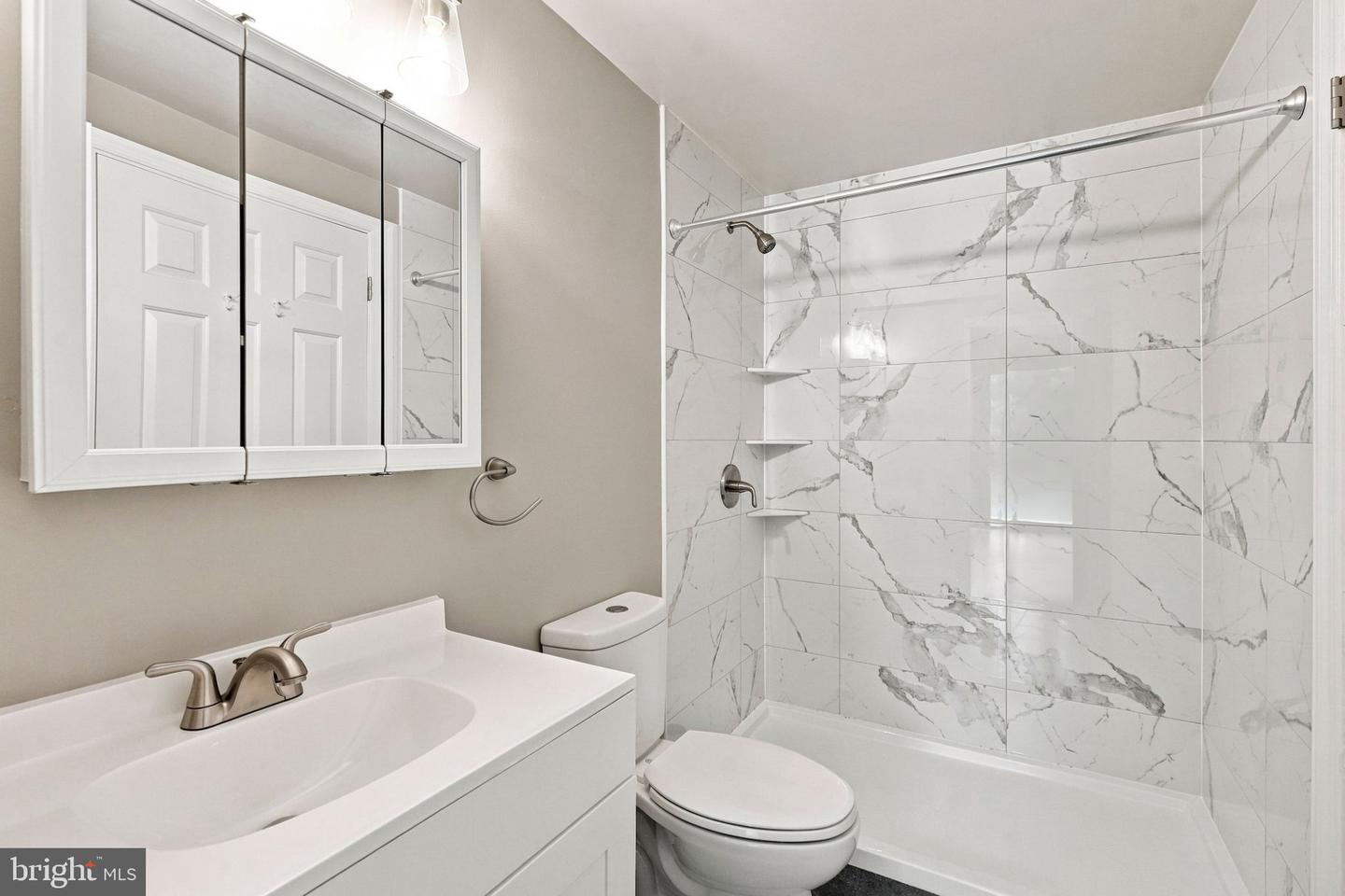 750 E Marshall St #103 Property Photo 17