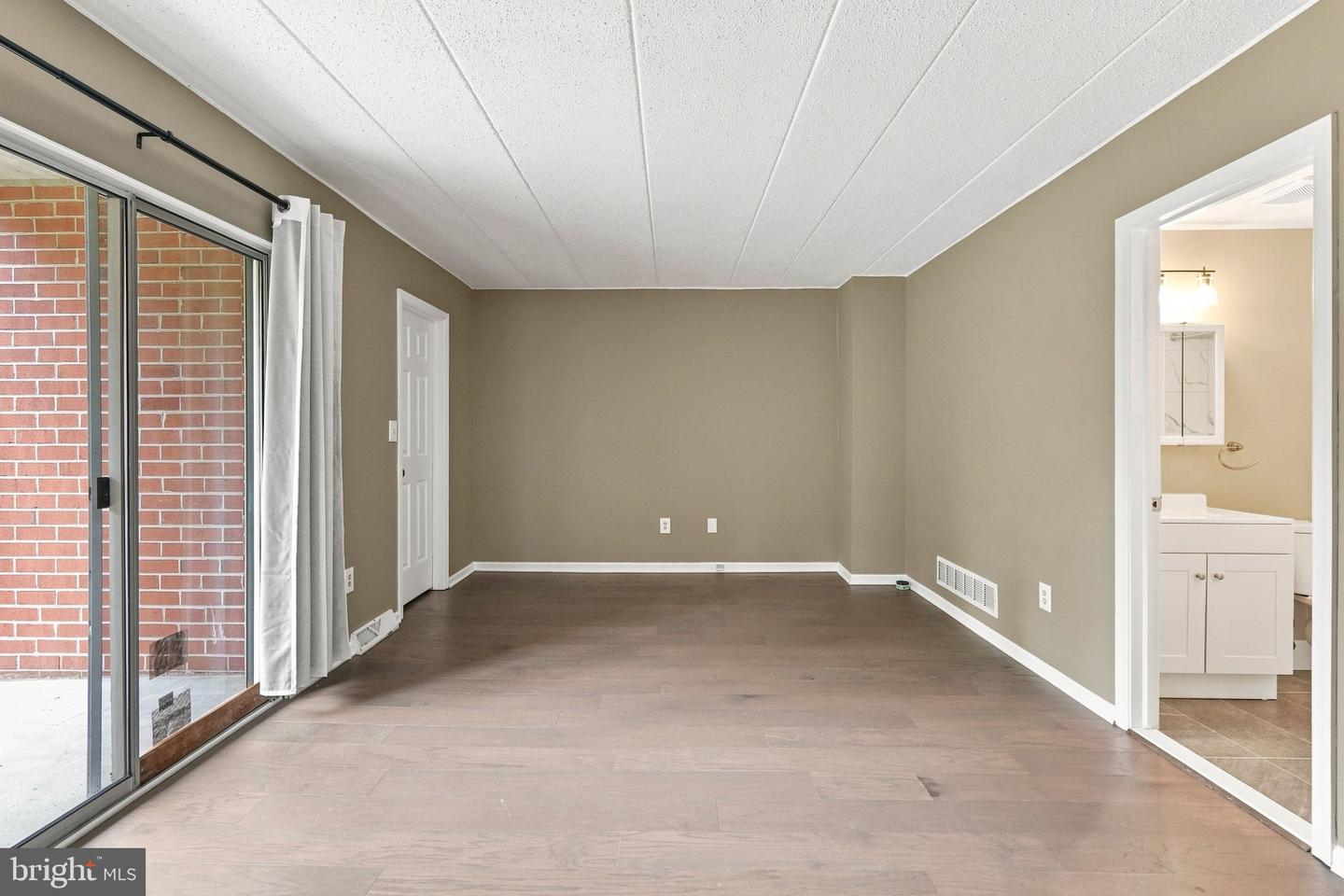 750 E Marshall St #103 Property Photo 21
