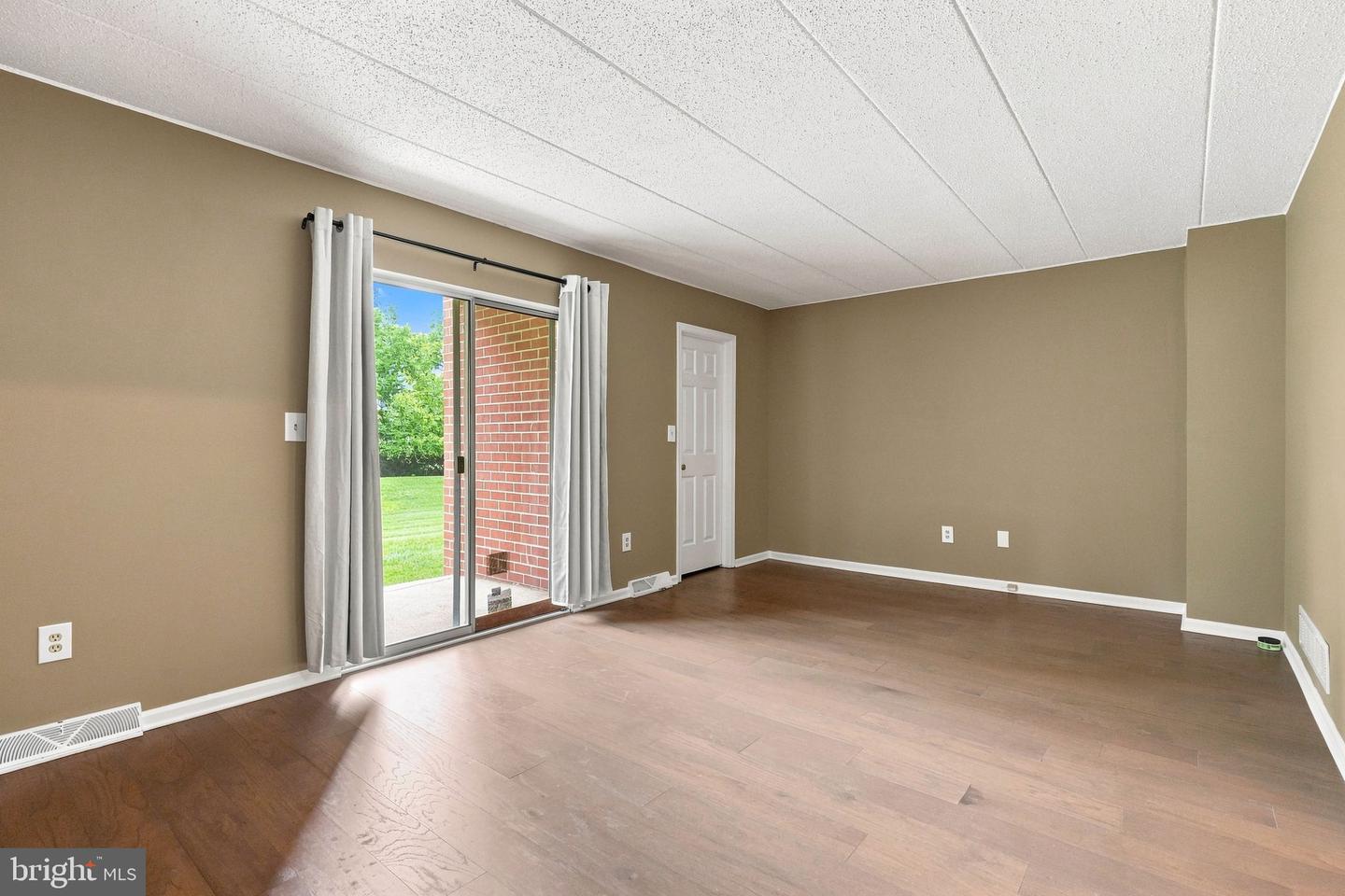 750 E Marshall St #103 Property Photo 23