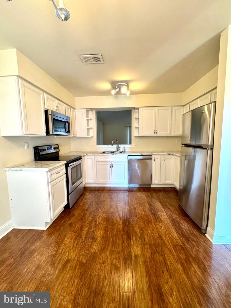 122 Caernarvon Ct Property Photo 2