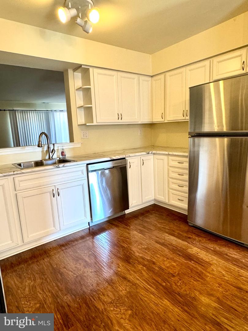 122 Caernarvon Ct Property Photo 6