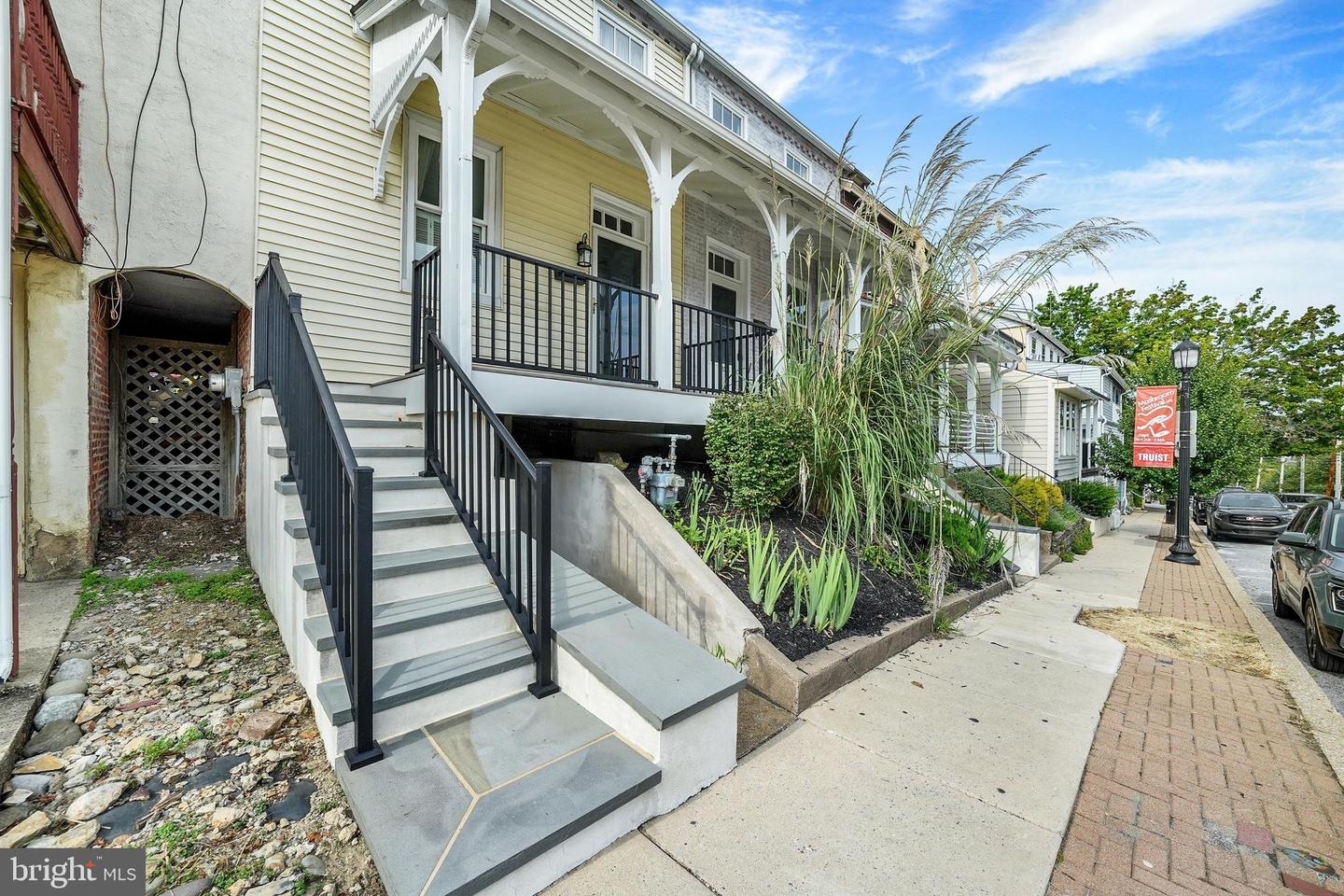 311 E State St Property Photo 1