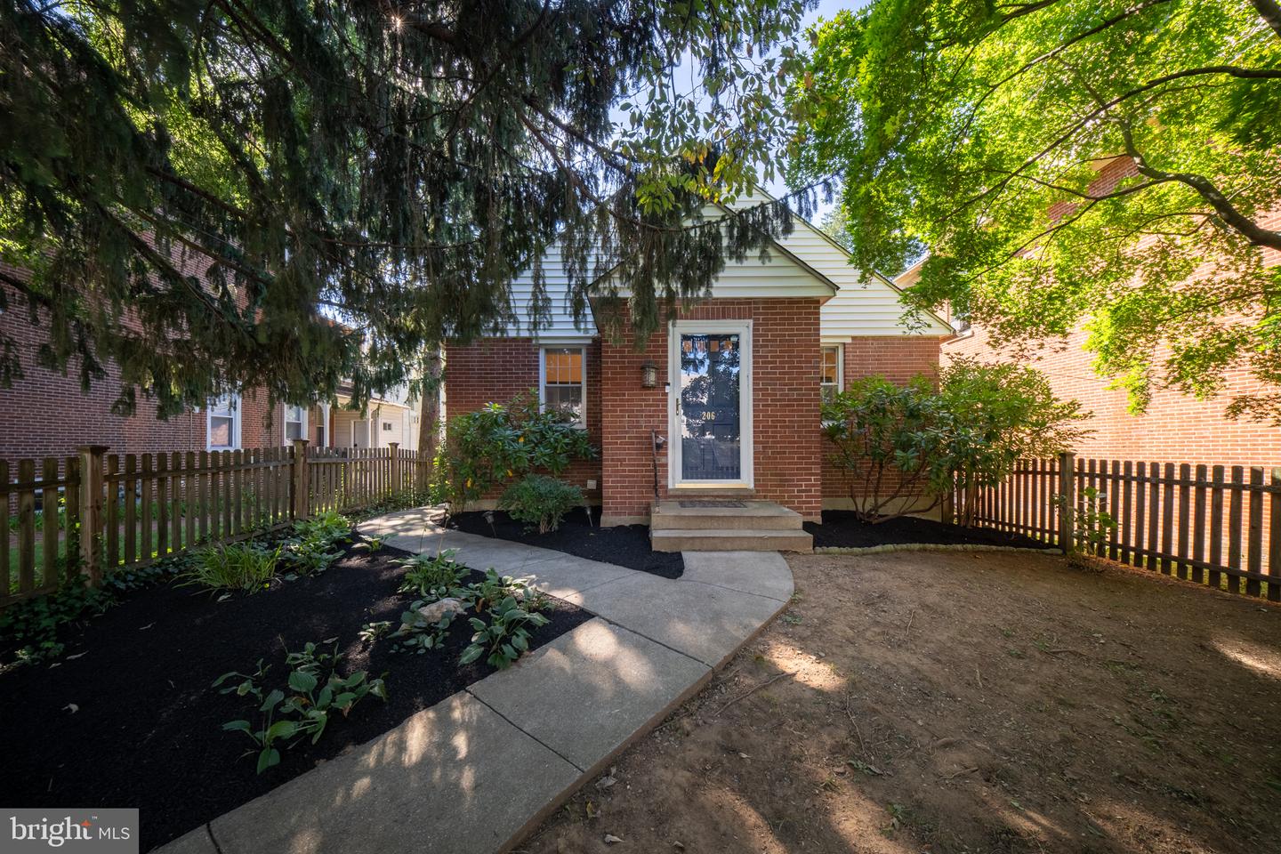 206 Price St Property Photo 1
