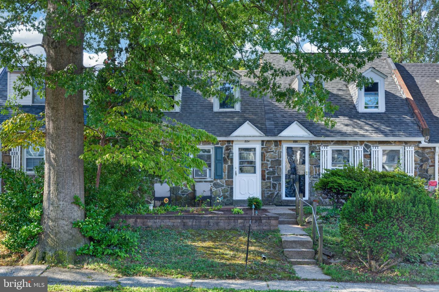 884 Woodlawn Ave Property Photo 1