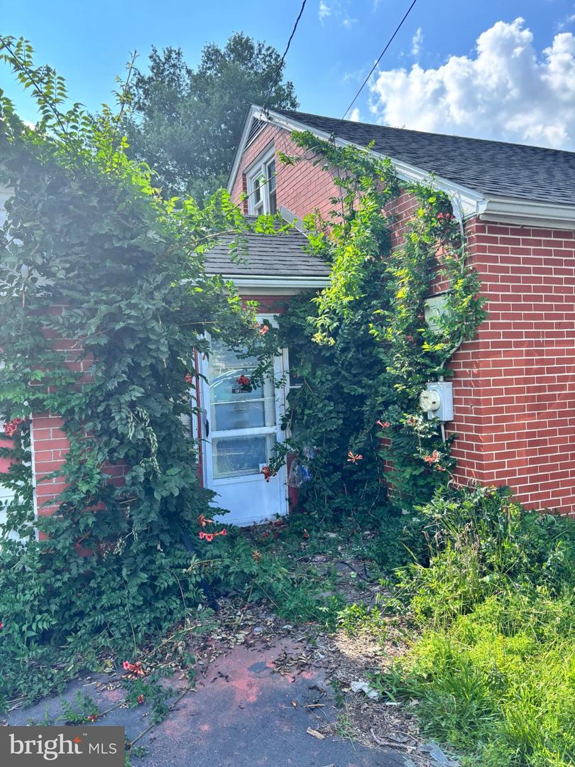 1005 Laurelwood Rd Property Photo 1