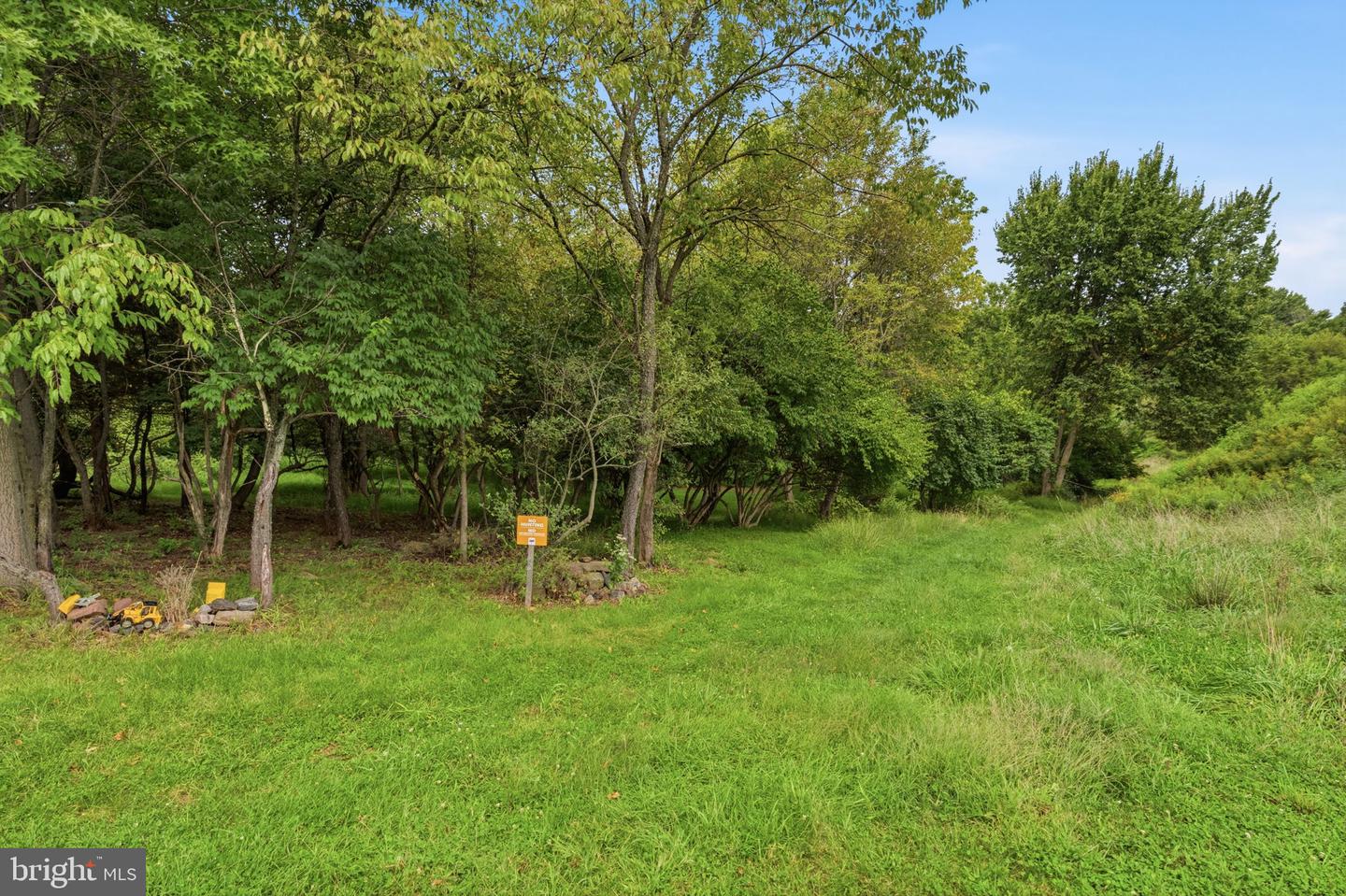 633 Columbus Dr Property Photo 3
