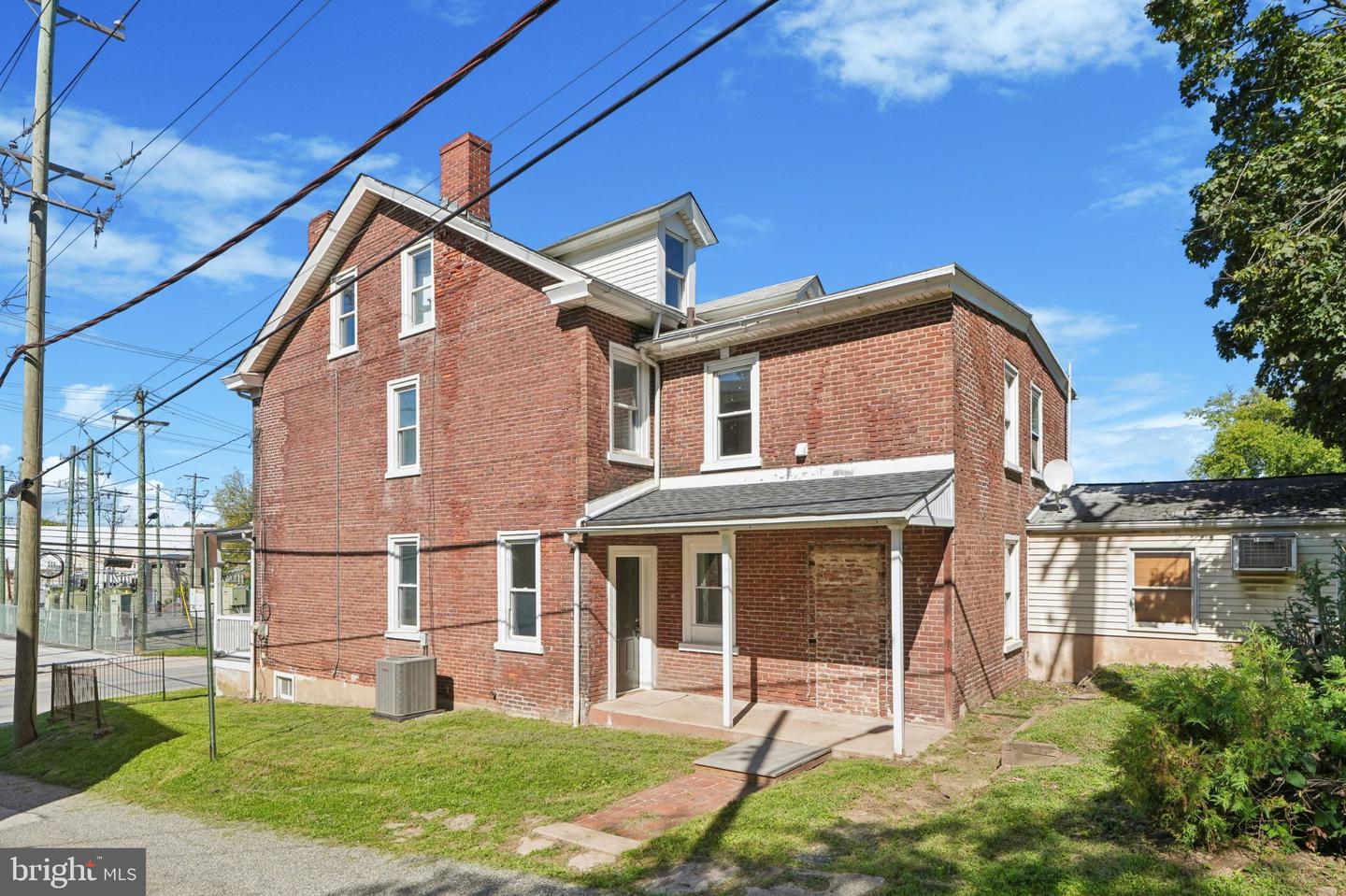 564 W Bridge St Property Photo 23