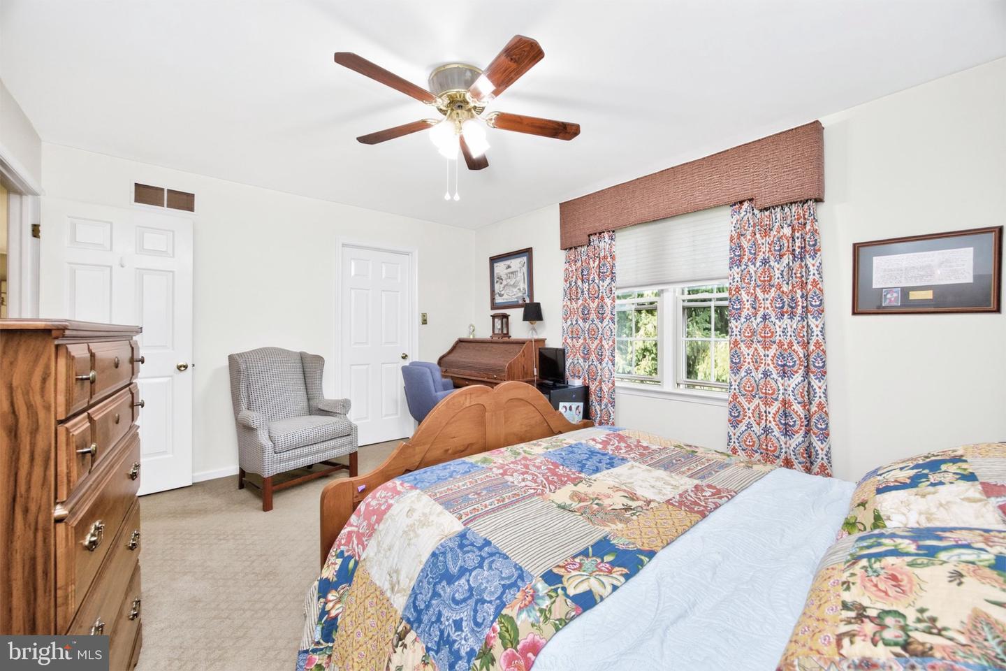 1606 E Glenmont Ln Property Photo 28