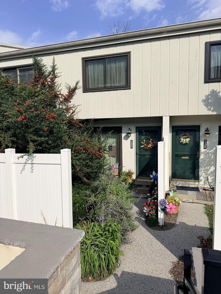 209 SUMMIT HOUSE Property Photo 1