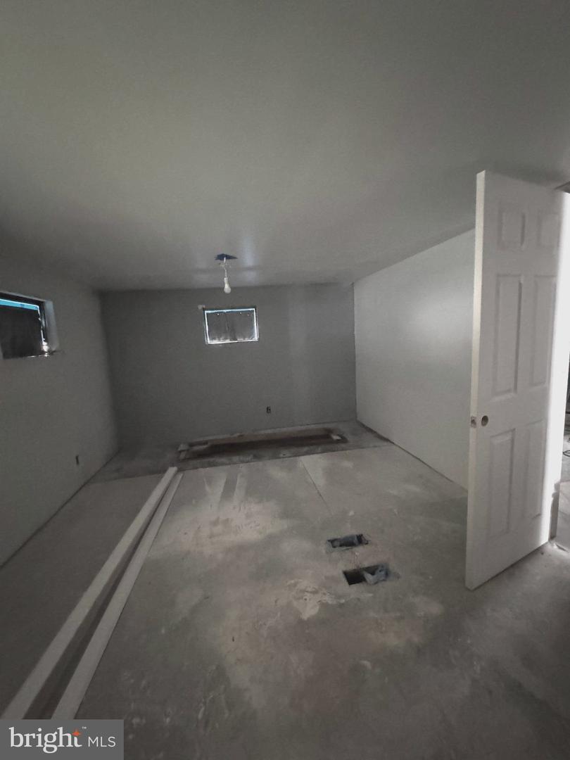 8 Oak Dr Property Photo 6