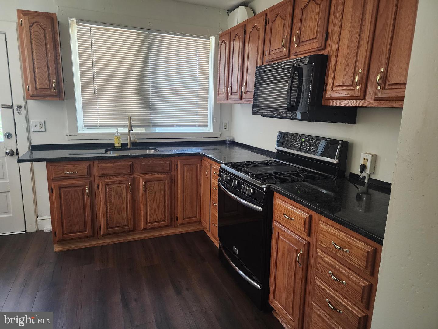 562 Elm St Property Photo 4