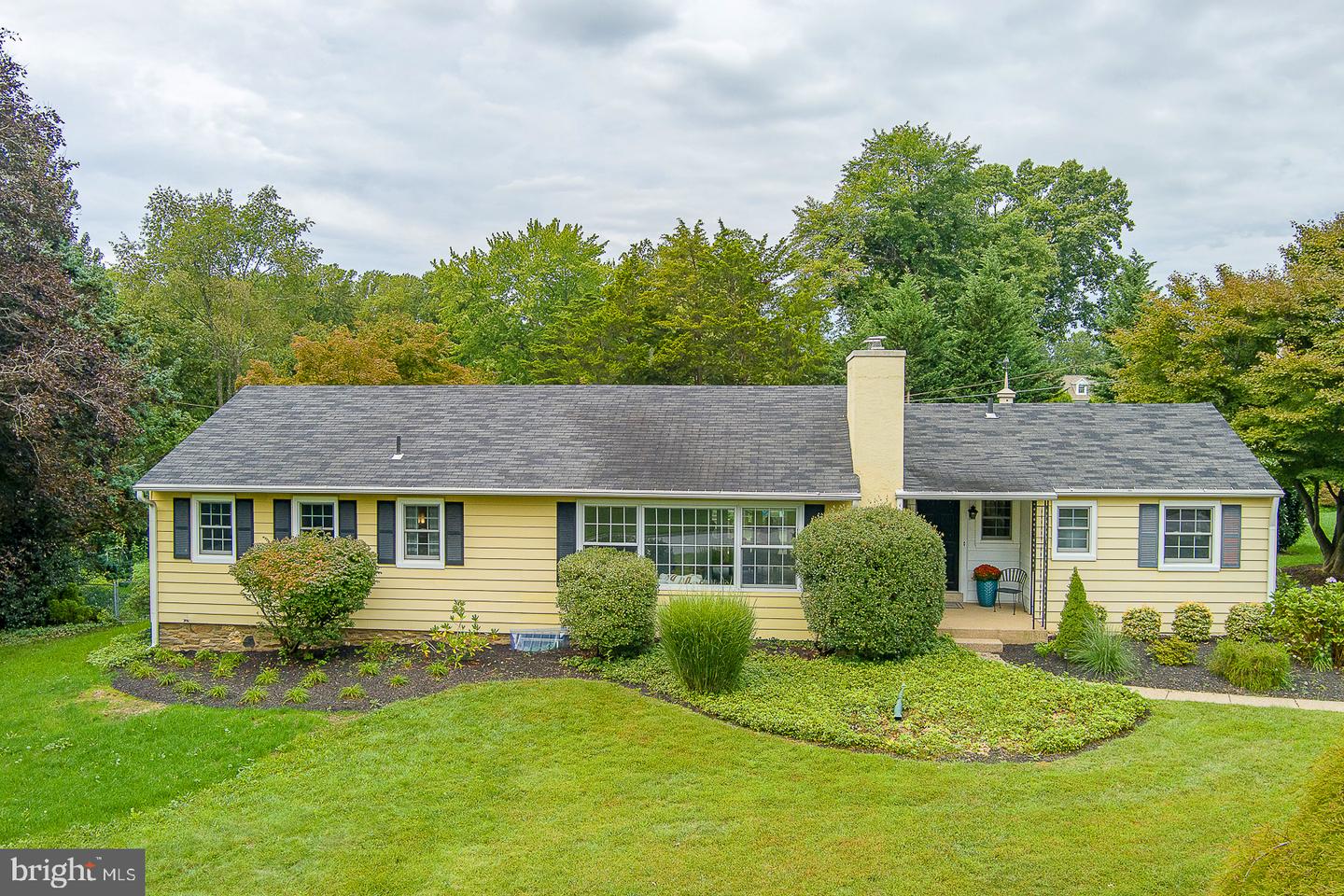 415 School Ln Property Photo 1