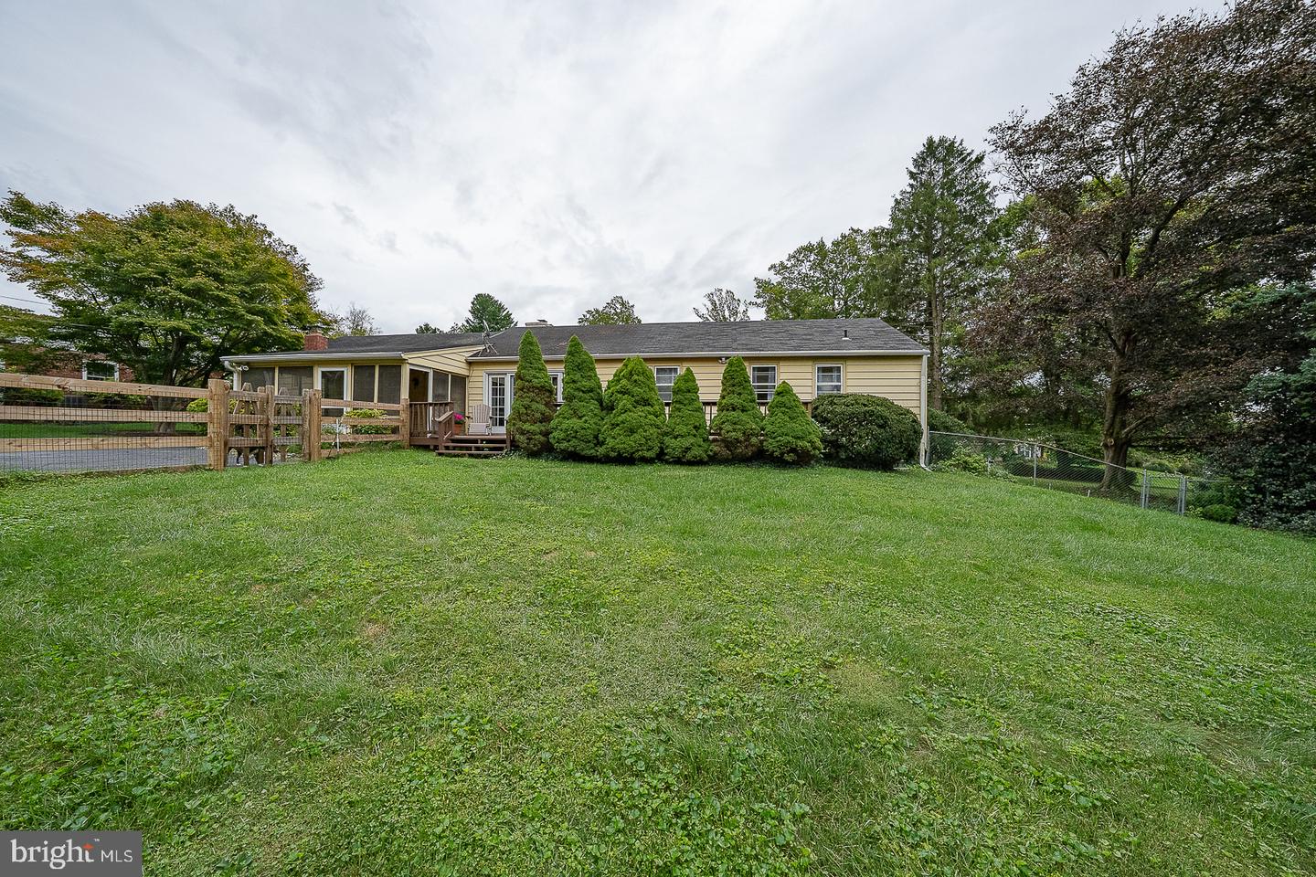 415 School Ln Property Photo 5