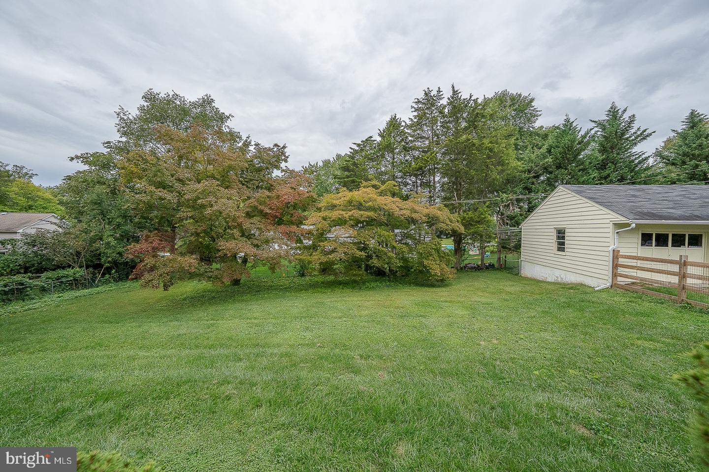 415 School Ln Property Photo 6