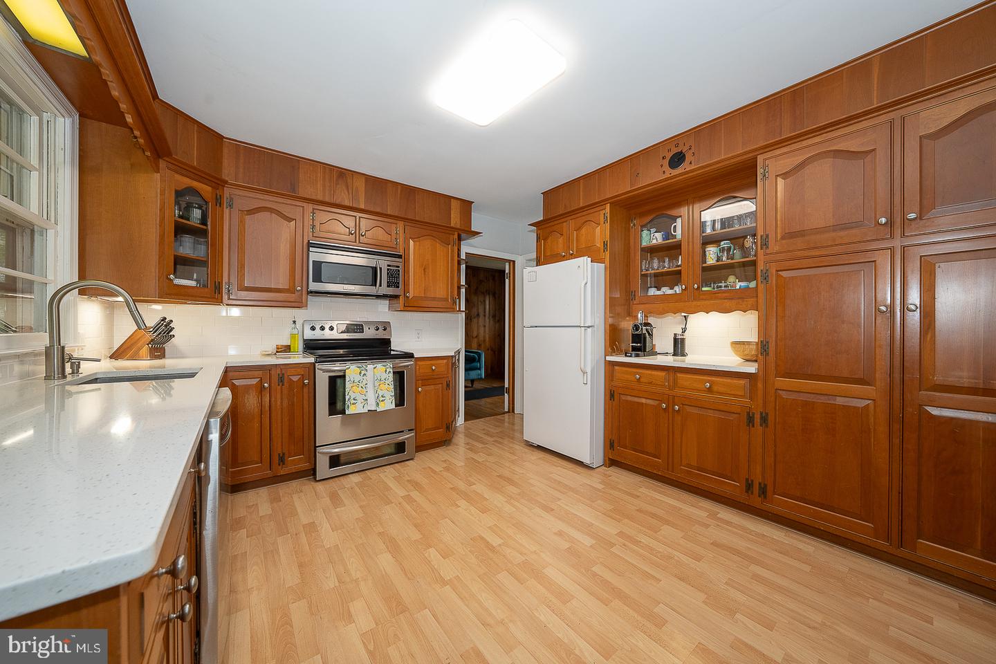 415 School Ln Property Photo 13