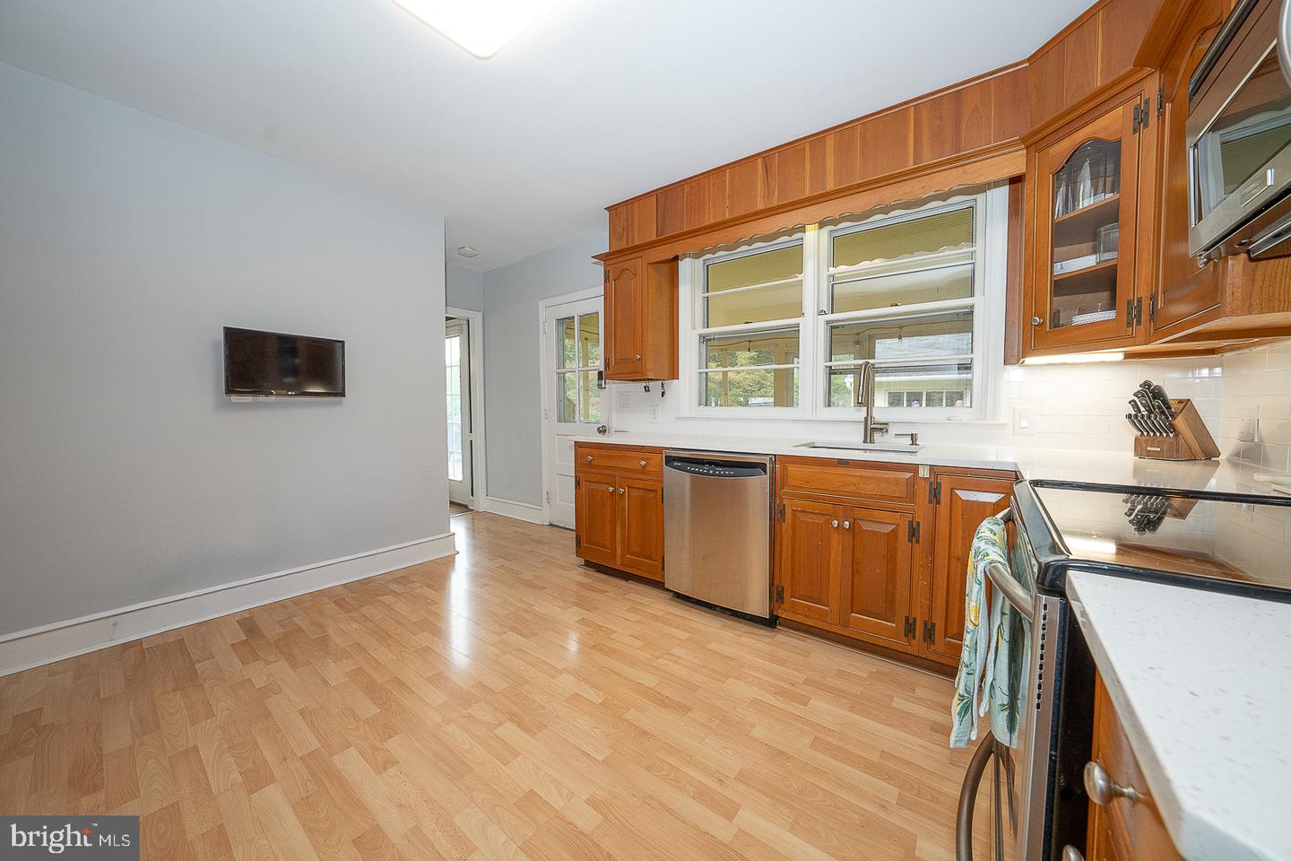 415 School Ln Property Photo 14