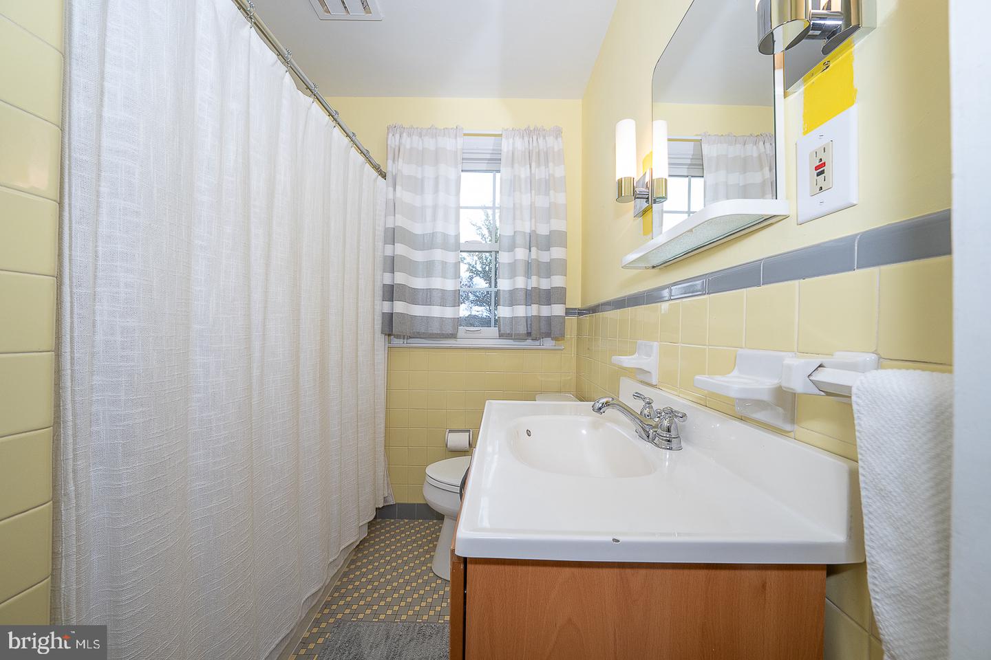 415 School Ln Property Photo 27