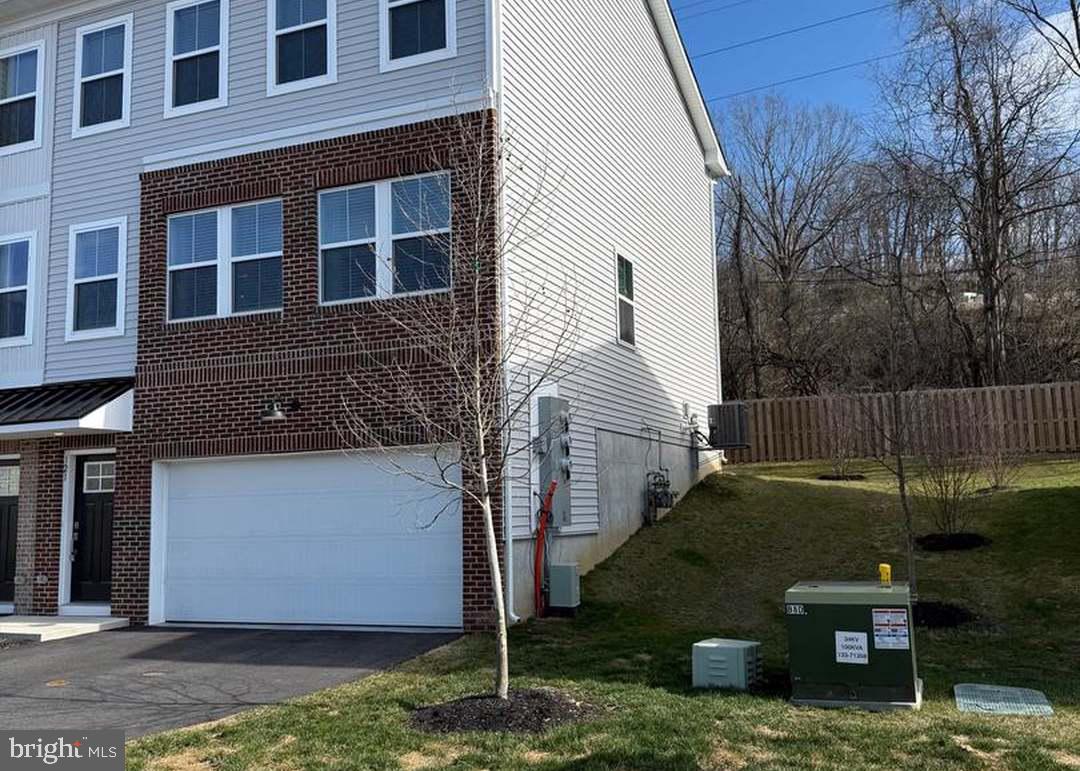 121 Four Leaf Dr Property Photo 2