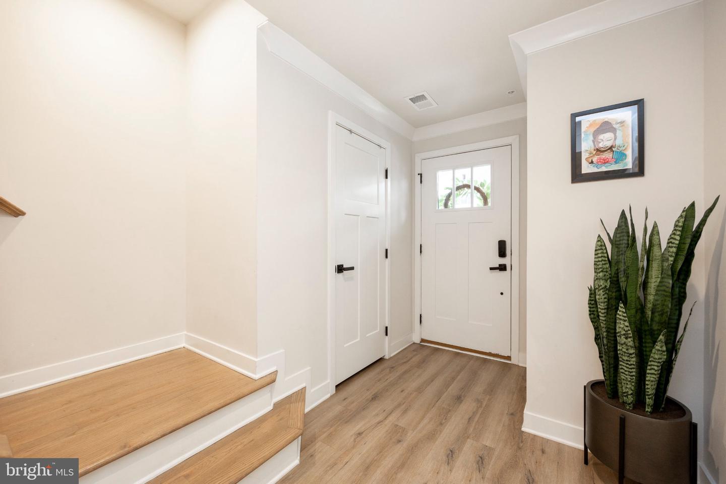 611 Holywell Dr Property Photo 3