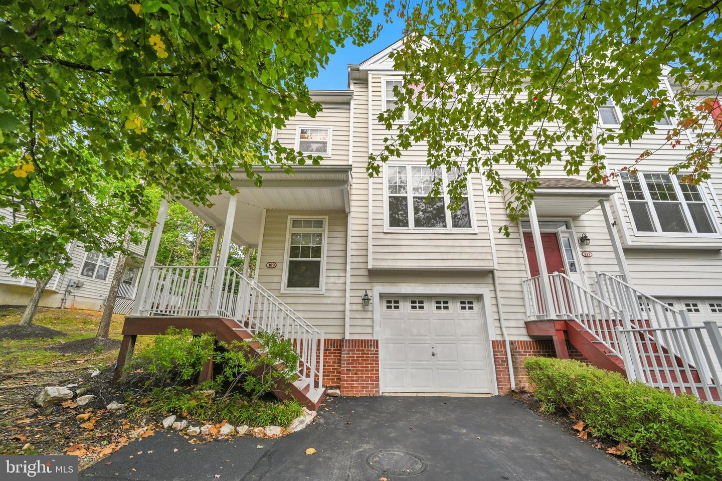 109 STRATFORD CT Property Photo 1