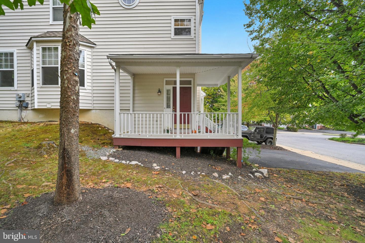 109 Stratford Ct Property Photo 2