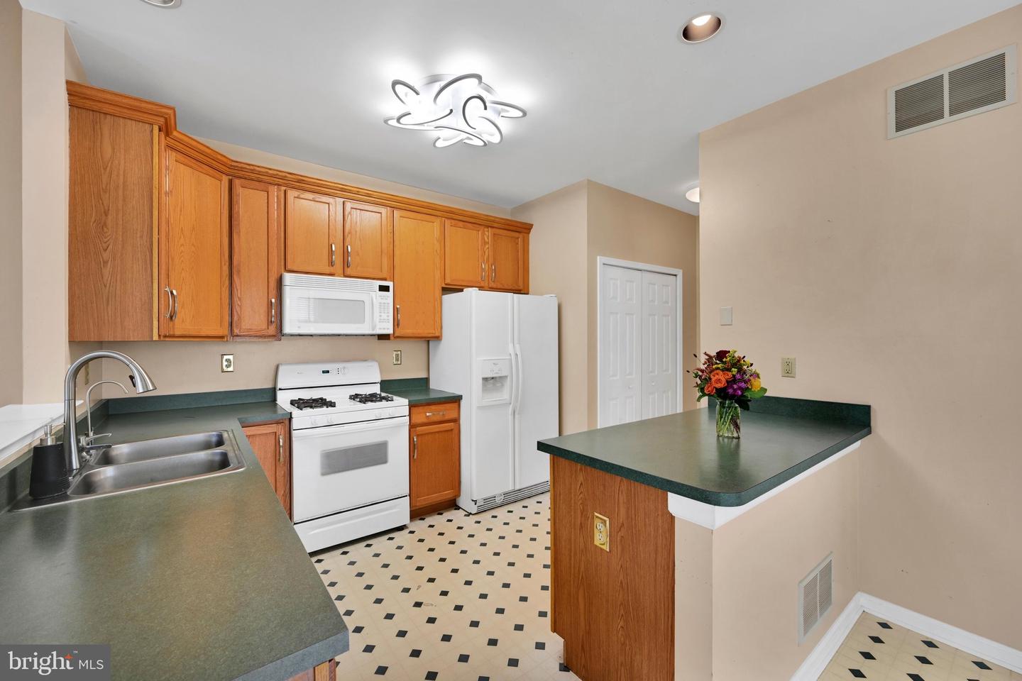 109 Stratford Ct Property Photo 11