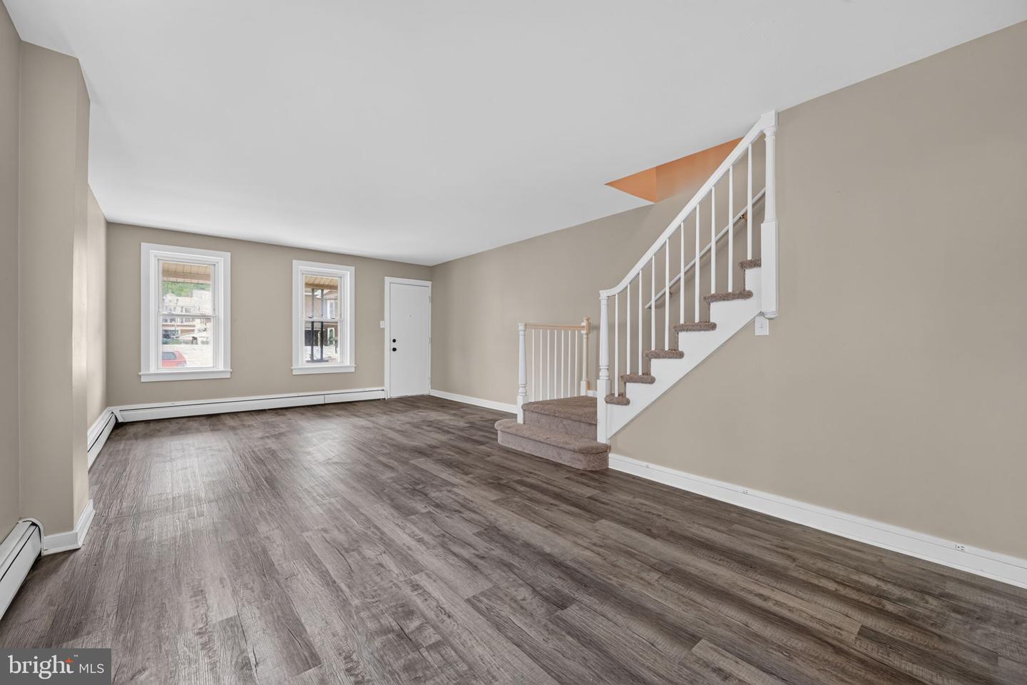 206 Charles St Property Photo 6