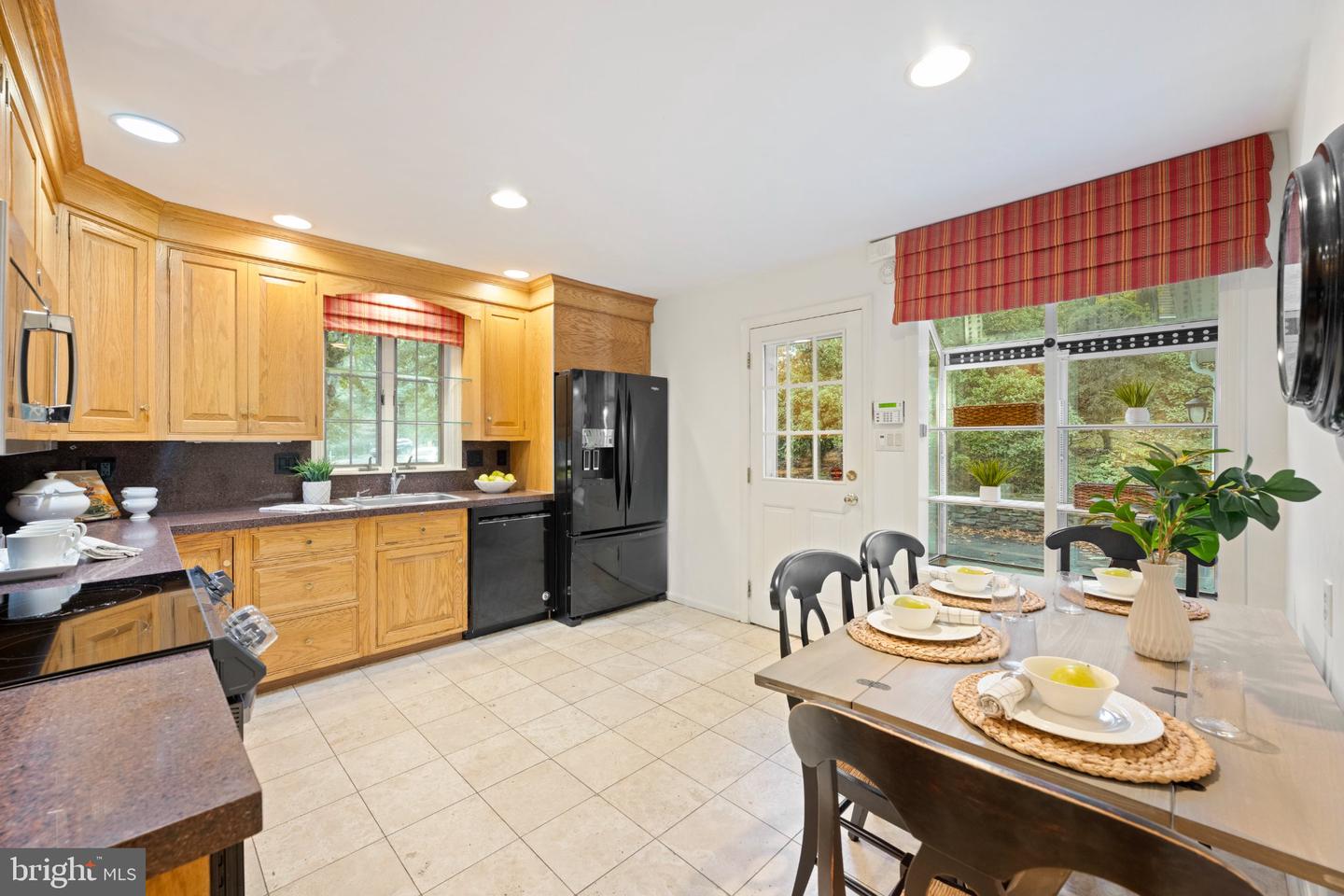 770 Hedges Ln Property Photo 14