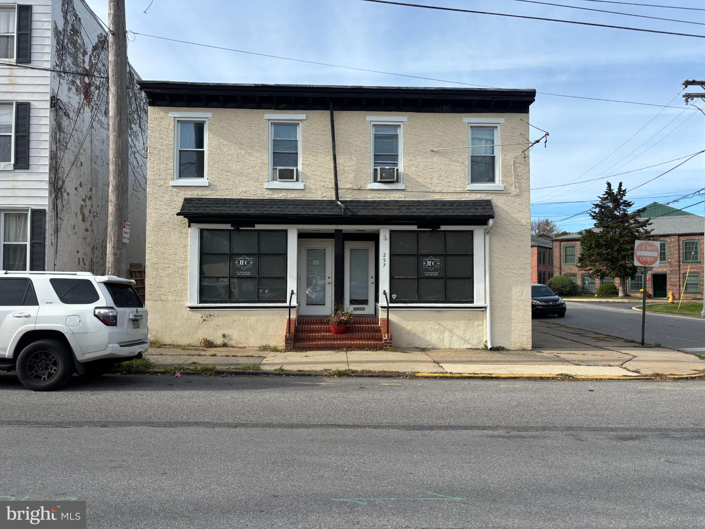257 E CHESTNUT ST Property Photo 1