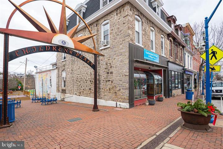 215 BRIDGE ST #UNIT B Property Photo 1