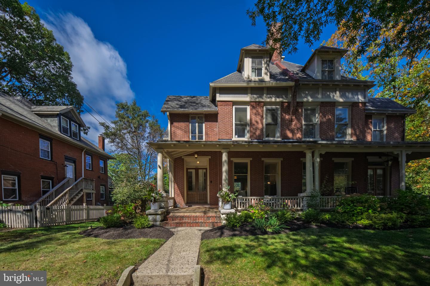 141 E Marshall St Property Photo 1
