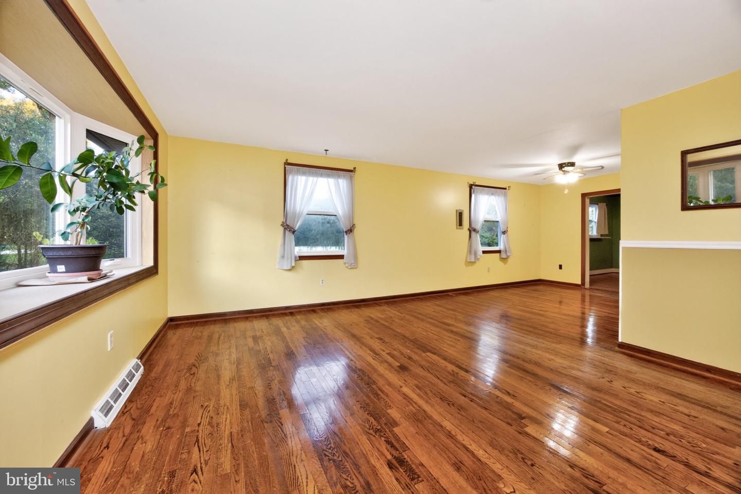 725 Susan Dr Property Photo 3