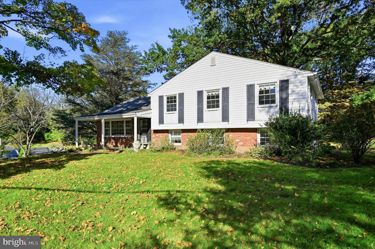 423 Leslie Ln Property Photo 1
