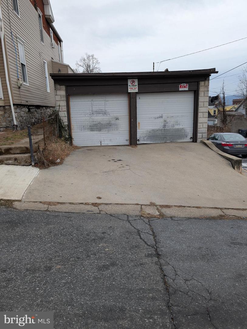 212 Elm St Property Photo 2